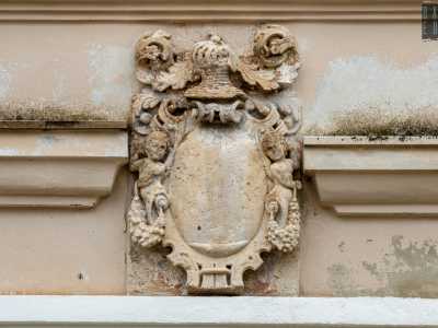 ...sormontato da una balaustra in pietra bianca con lo stemma dei Damiani